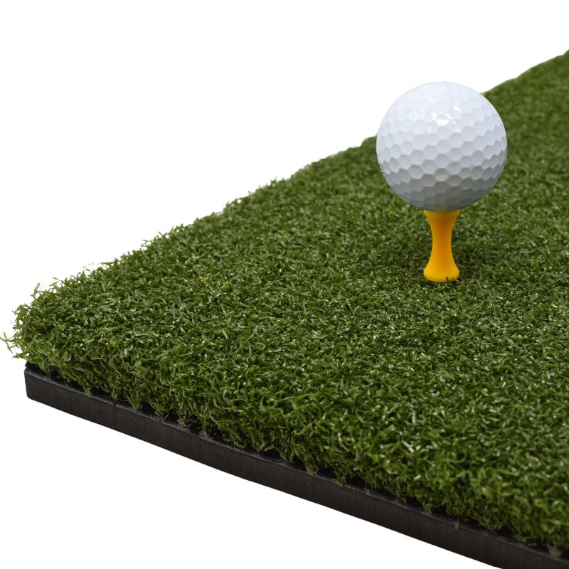 Tee Turf Golfmat van SimSpace voor gebruik op golf simulator, vooraanzicht met golfbal en tee erop