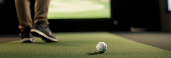 Golfmatten voor je ideale thuis set-up! Hier ziet u een voorbeeld van een premium golfmat met een witte achtergrond