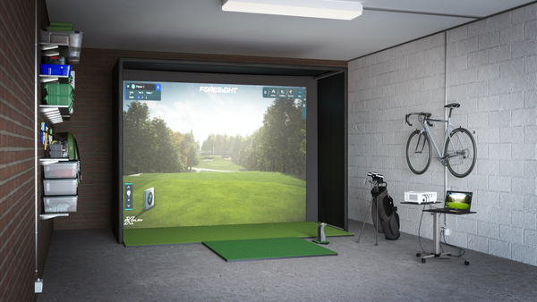 Golfsimulator Sim in a box van ForesightSports met de GCQuad in de garage