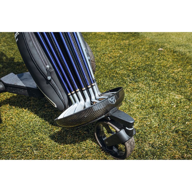 Elektrische Golftrolley Golf Geum Lifestyle foto  ingezoomd op de voorband van de Zwart Blauwe uitvoering