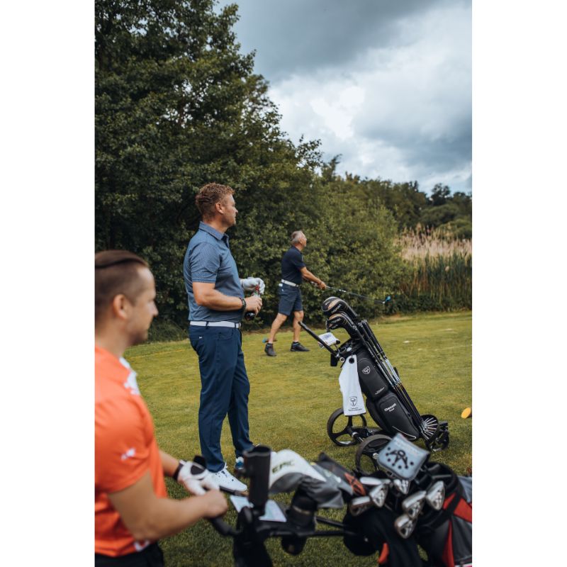 Elektrische Golftrolley Golf Geum Lifestyle foto wachtende op de fairway