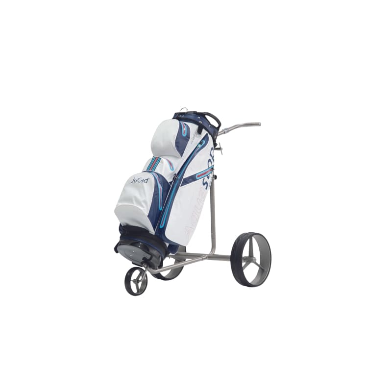 JuCad Drive SL Titan Travel Ex 2.0 Elektrische Golftrolley schuin vooraanzicht met luxe golftas