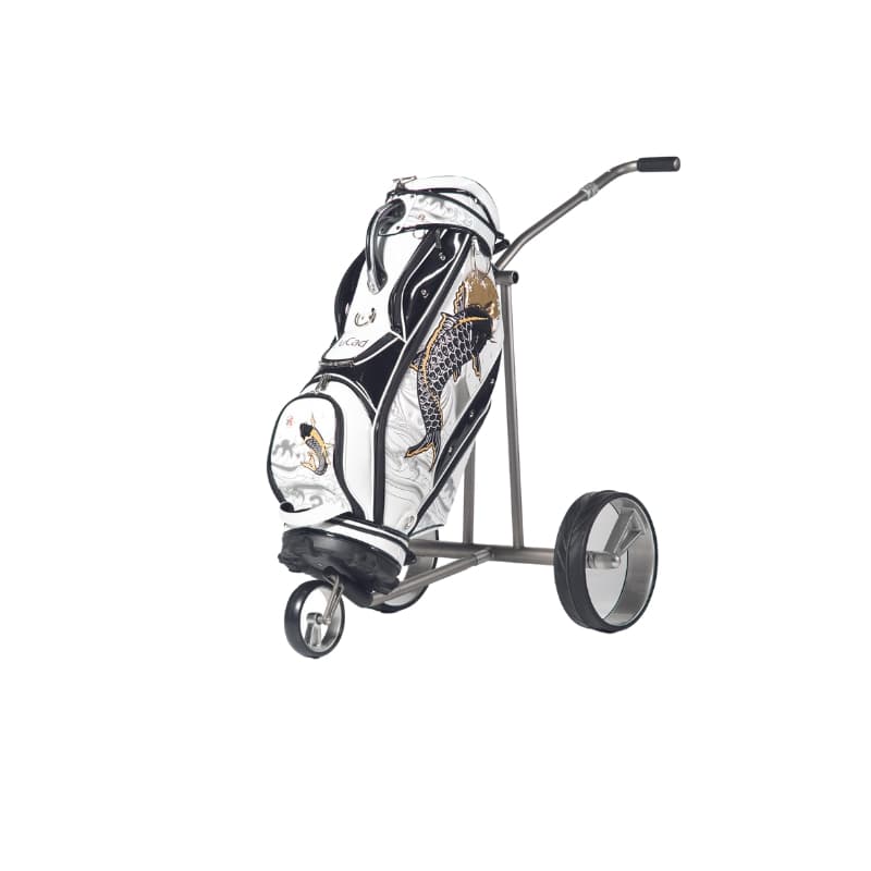 Elektrische Golftrolley JuCad Phantom Titan 2.0 schuin vooraanzicht witte achtergrond met luxe golftas erop