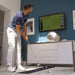 ExPutt RG Putting Simulator lifestyle foto waarin de golf putting simulator wordt getest en gebruikt