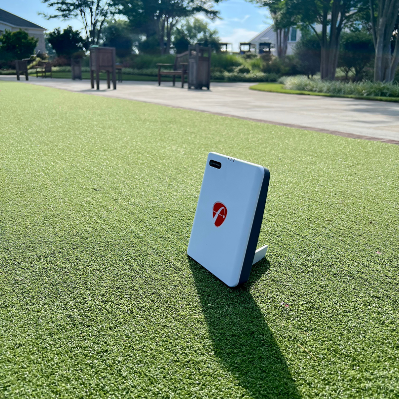 Flightscope Mevo Gen 2 launch monitor gebruik op de driving range waar het staat op de afslagmat