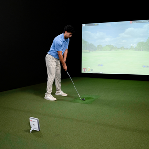 Flightscope Mevo Gen 2 indoor gebruik door golfer