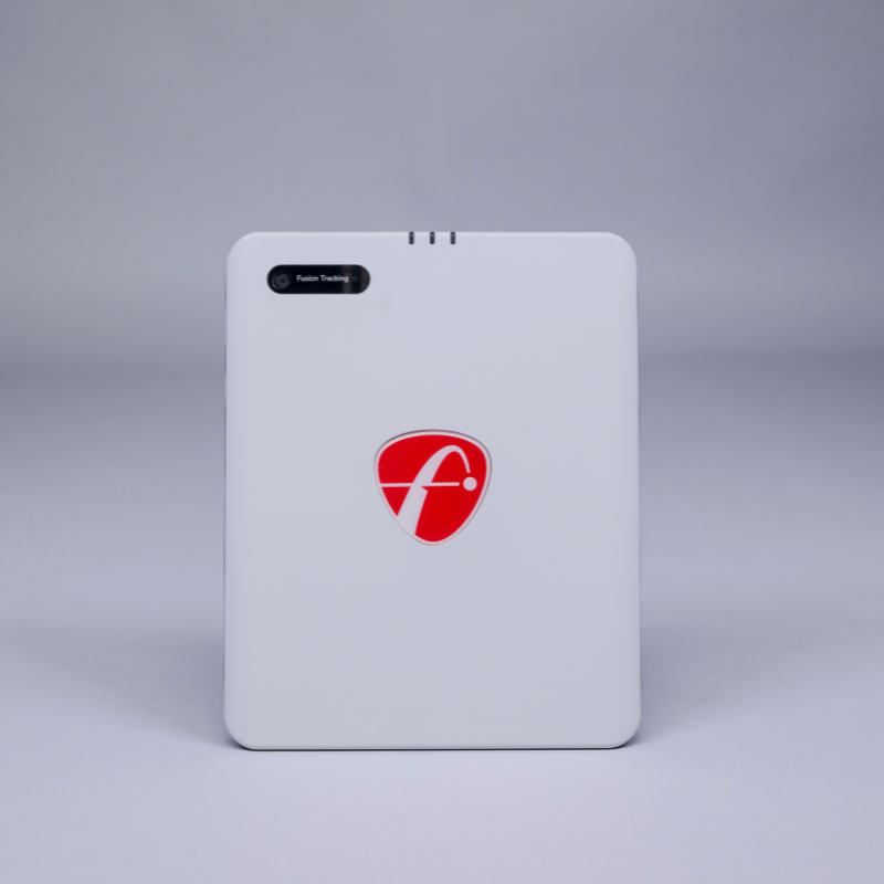 Flightscope Mevo Gen 2 launch monitor met grijze achtergrond vooraanzicht