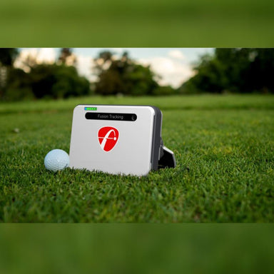 Launch Monitor Flightscope Mevo+ Grey Model 2024 schuin vooraanzicht op de fairway