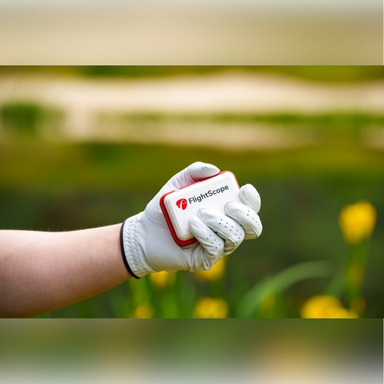 Flightscope Mevo Launchmonitor in de hand van een Golfer