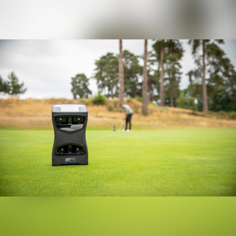 GC Quad launch monitor ForesightSports in gras voor een golfer het gebruikt