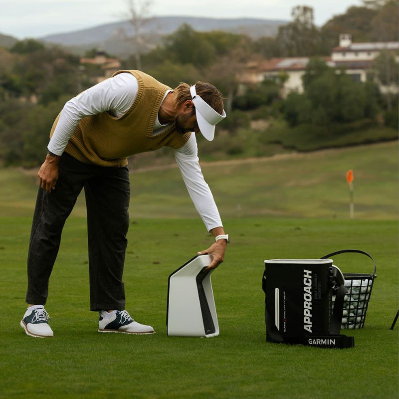 Garmin Approach R50 launch monitor golf simulator gebruikt op de golfbaan