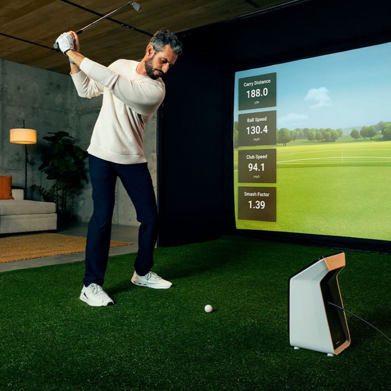 Golfsimulator Indoor met Garmin R50 gebruik door persoon zij aanzicht