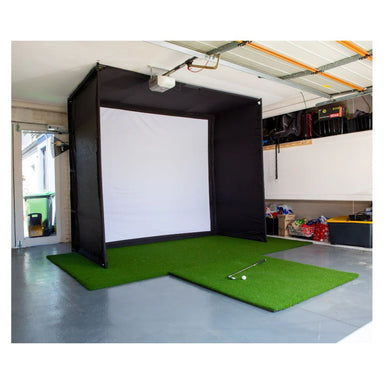 Golf Putting Green voor indoor golfsimulator 24/7 golf vooraanzicht van de schuine kant, waarin je de indoor golfsimulator ziet, bestaande uit de slagkooi, de golfmat en de putting green.