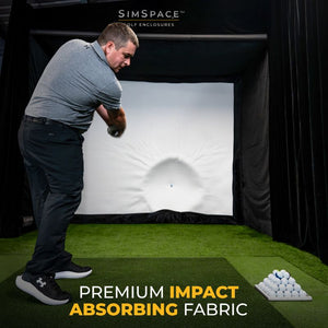 Golfsimulator Slagkooi SimSpace gebruik met golfsimulator waarin iemand de bal slaat in de slagkooi