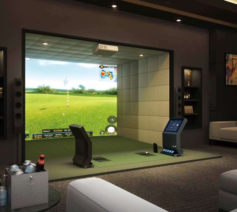 Golfzon golfsimulator vooraanzicht vanuit een schuine hoek, waarin je de optimalise set up van deze golfsimulator ziet. 