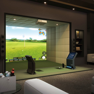 Golfzon T2 Golfsimulator vooraanzicht in woonkamer met een bar, bank en speakers erbij.