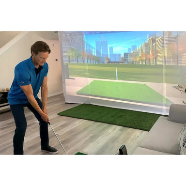 HomeCourse Golf ProScreen 180 binnen in de woonkamer met Pieter die aan het golfen is met de HomeCourse inclusief launchmonitor