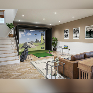 Indoor Golfsimulatie gehele set-up van Foresightsports met een GC3 in de woonkamer naast de trap