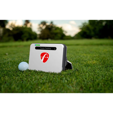 Launch Monitor Flightscope Mevo+ Grey Model 2024 schuin vooraanzicht op de fairway