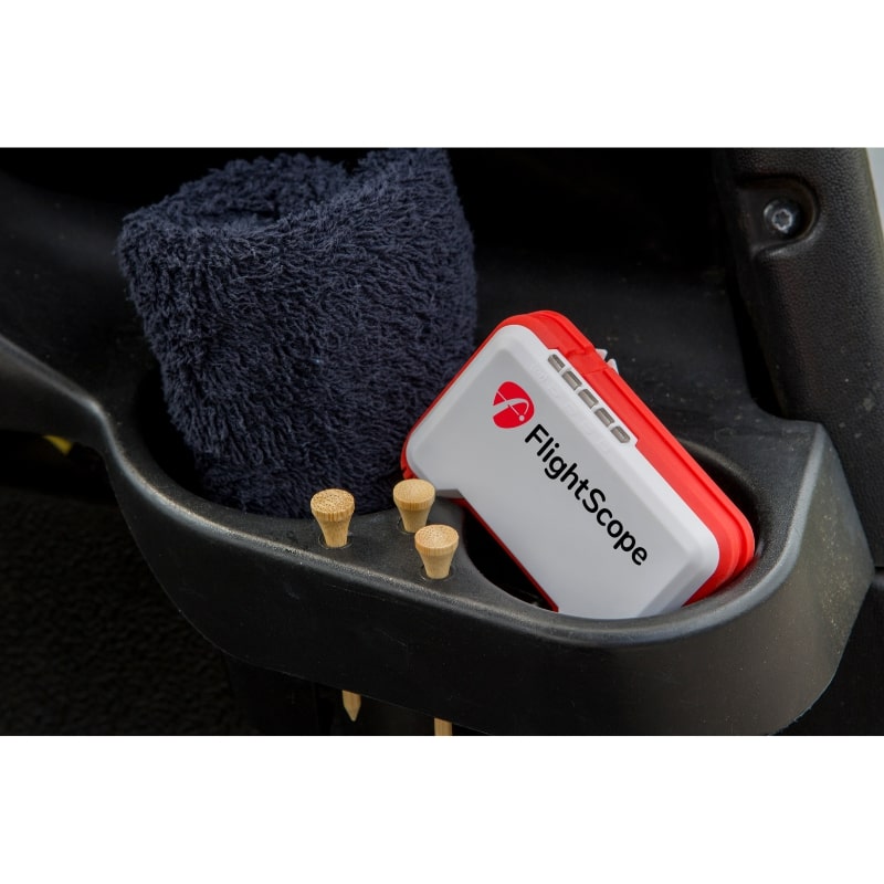 Flightscope Mevo Launchmonitor in de trolley met tees en handdoekje