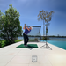 Mevo Gen 2 in gebruik met de net return golfnet in de tuin aan het water waarin een golfer de bal slaat