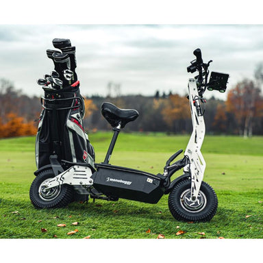 MonoBuggy Golfscooter op de fairway van de golfbaan schuin zij aanzicht