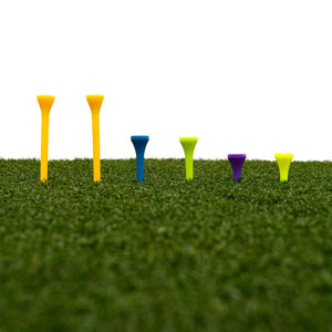 Tee Turf Golfmat van SimSpace met 6 tee's erop die inbegrepen zitten in de aankoop.