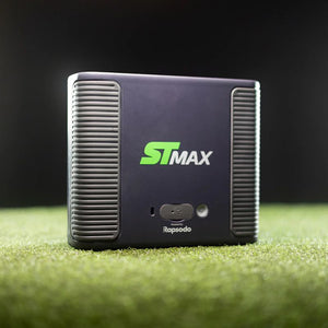 SkyTrak Max Launch Monitor schuin achteraanzicht terwijl de launch monitor op het gras staat