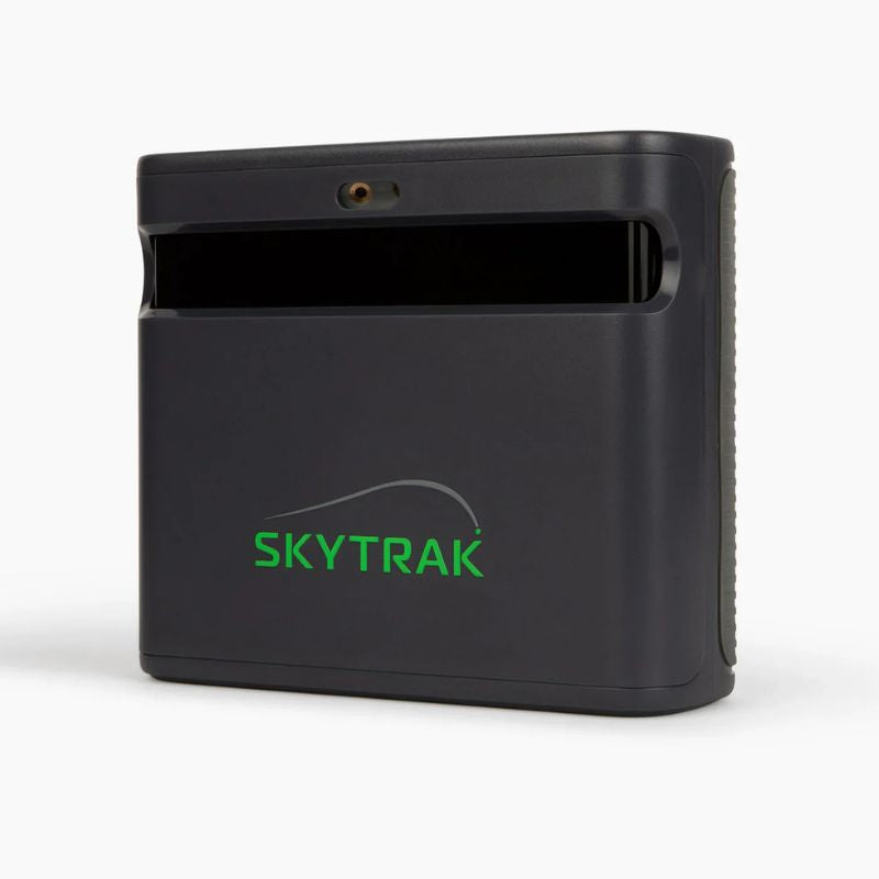 SkyTrak Max Launch Monitor schuin vooraanzicht op witte achtergrond