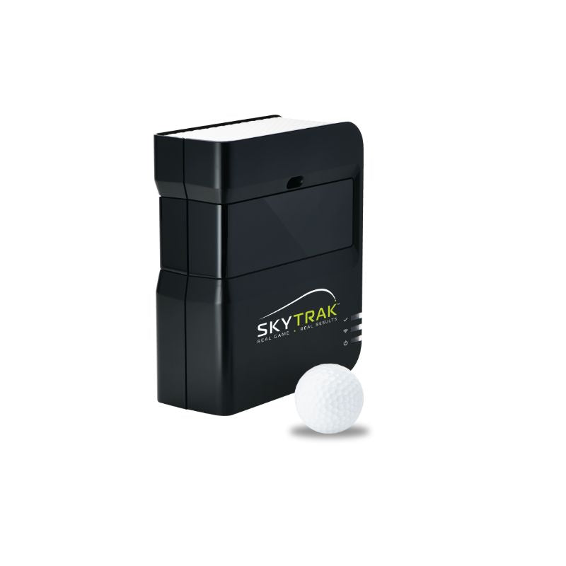 SkyTrak Indoor launch monitor vooraanzicht met golfbal en witte achtergrond