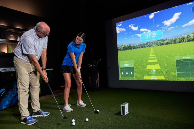 SkyTrak Launch Monitor Indoor gebruik door opa en kleindochter (of andere golfer)