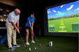 SkyTrak Launch Monitor Indoor Verwendung durch Großvater und Enkelin (oder andere Golfer)