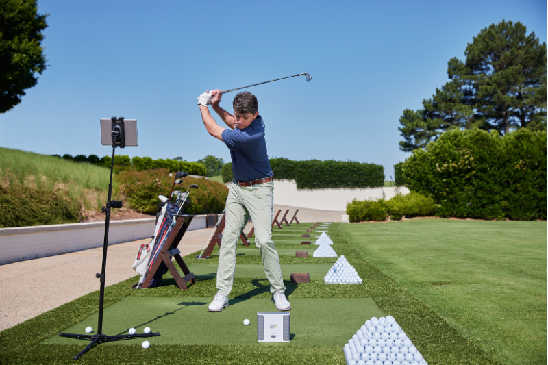 SkyTrak+ launch monitor gebruikt door golfer op de driving range
