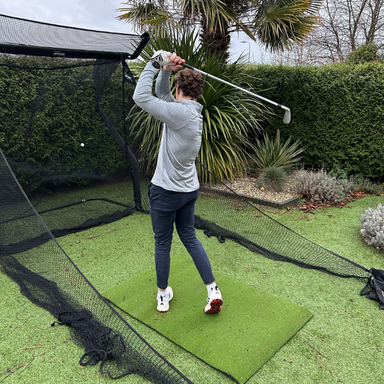 Golfnet van Net Return gebruikt in de tuin door golfer die zijn swing oefent
