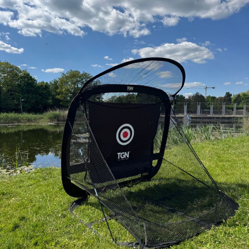 Golfnet in de tuin vooraanzicht naast het water