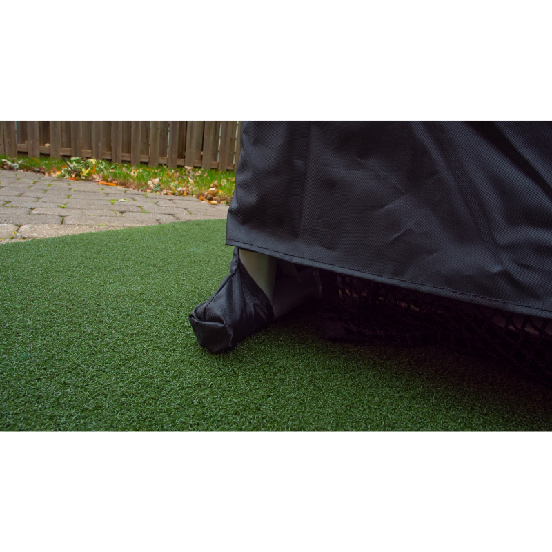 Die Net Return Outdoor-Abdeckung im Garten mit Zoom auf die Unterseite