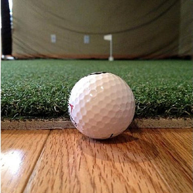 The Net Return Pro Turf Mat met een golfbal ingezoomd op de golfbal en de Pro Turf Mat