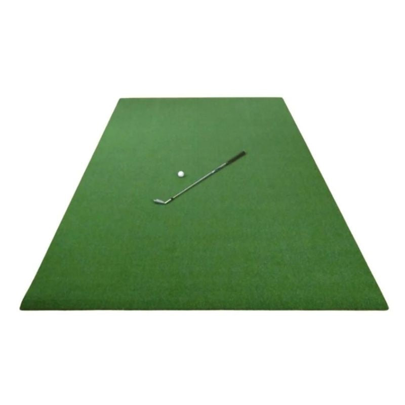 The Net Return Pro Turf Mat bovenaanzicht met witte achtergrond, golfclub en golfbal.